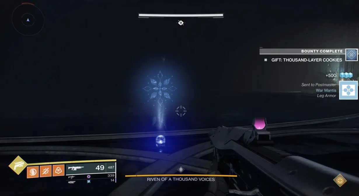 Una vez que llegues a la habitación con Riven, busca una proyección de copo de nieve que te permitirá pasarle el regalo al jefe.