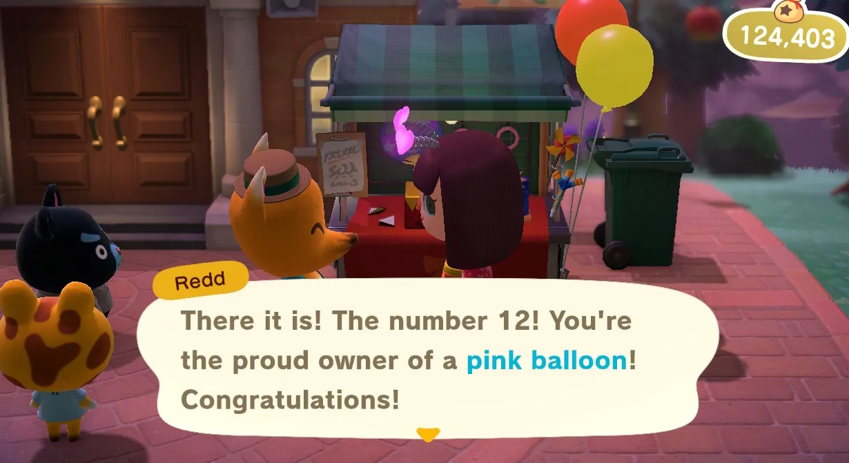 Ganar premios en el carrito Raffle de Redd en Animal Crossing: New Horizons.  Hamphrey parece querer participar en la acción.