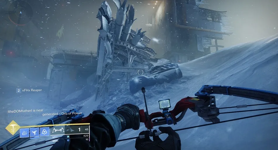 Busque edificios antiguos destrozados cerca del borde del área.  El fragmento está oculto por todos esos escombros.