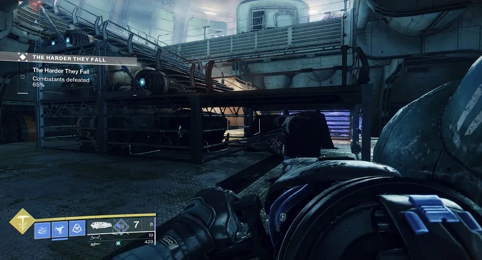 Justo después del segundo ascensor por gravedad en Riis-Reborn, salta sobre la pasarela y mira debajo al pie de las escaleras para encontrar el fragmento.