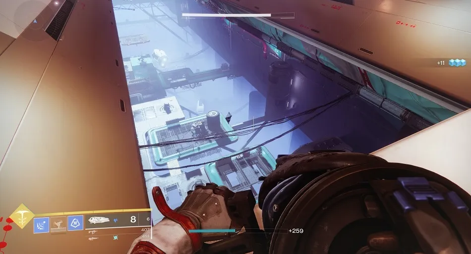 El último fragmento entrópico está aproximadamente a la mitad a medida que avanza hacia el nivel inferior del área de Creación.  Puedes golpearlo desde abajo, pero es más fácil detectarlo mientras bajas.