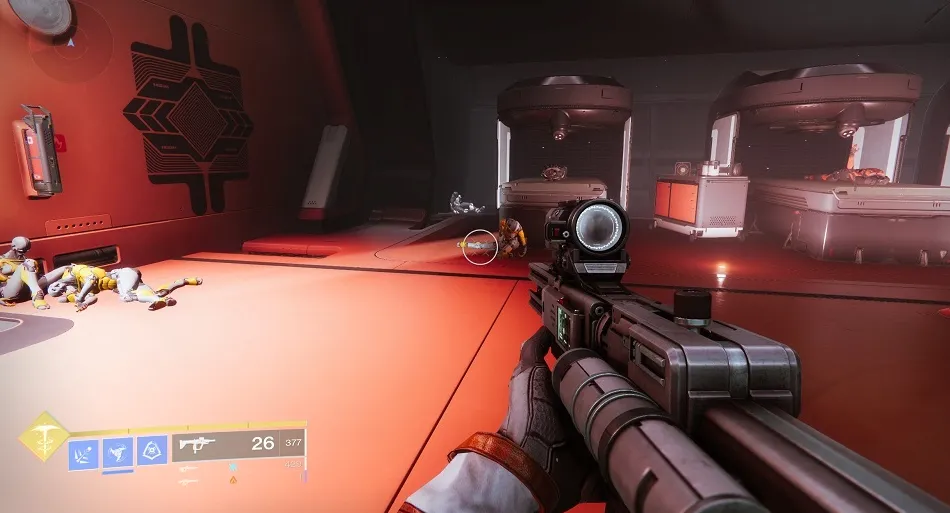 Hay varios cuerpos exos aquí, pero el que quieres está escondido en la esquina trasera de la habitación.