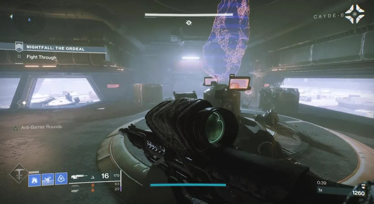 Busque la puerta justo detrás de la mesa de hologramas en la primera sala de The Arms Dealer;  No vayas a la izquierda y piratees la puerta como de costumbre.