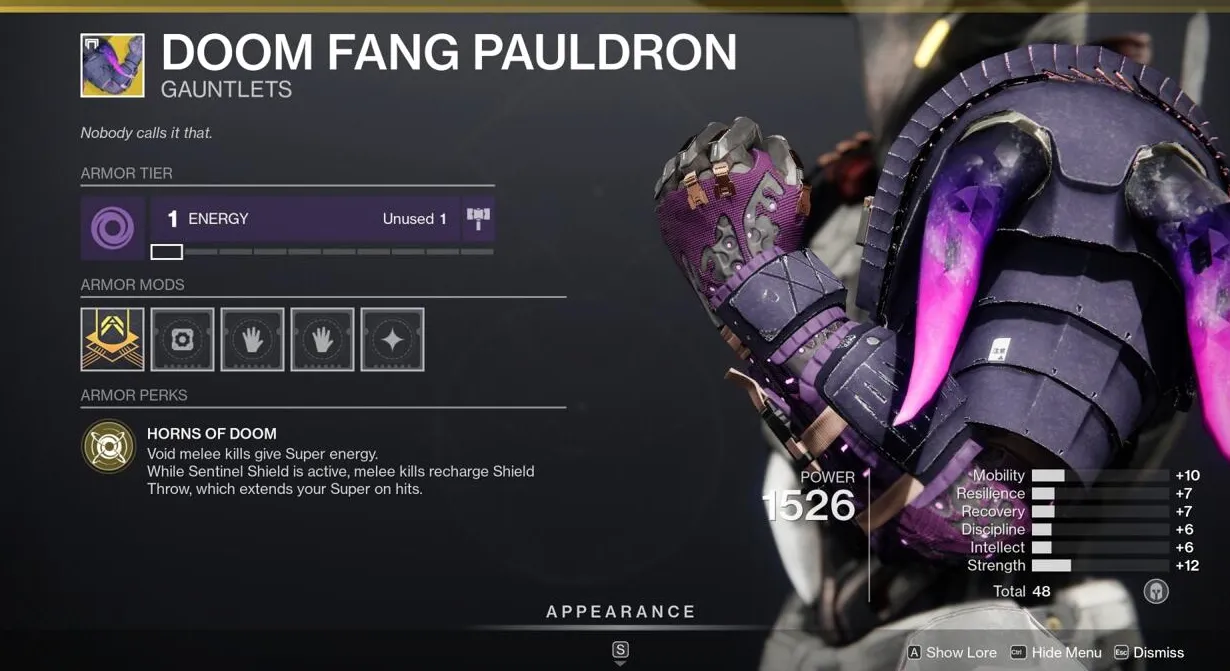 Doomfang Pauldron te ayuda a levantar tus Void Supers más rápidamente aplastando enemigos con tu escudo cuerpo a cuerpo.